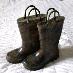 Boy rain boots